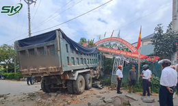 Xe tải mất lái húc đổ cổng làng, gây tai nạn khiến 2 người bị thương nặng