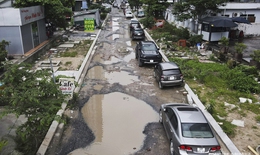 Lãnh đạo TP Hà Nội có biết 2 "con đường đau khổ" trước trụ sở bộ ngành vì chính quyền thờ ơ, nhà thầu vô trách nhiệm?