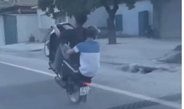 Kinh hãi thanh niên 'bốc đầu' xe máy trên Quốc lộ 1A