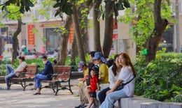 Người Hà Nội đến công viên, hồ nước "chạy trốn" nắng nóng hơn 40 độ