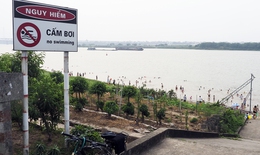 Phớt lờ biển cảnh báo, người lớn, trẻ nhỏ vẫn vô tư bơi lội ở sông Hồng