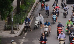 Hà Nội "hạ nhiệt", người dân ra đường mặc áo mưa thay vì áo chống nắng
