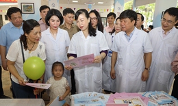 Bộ trưởng Bộ Y tế kiểm tra chiến dịch bổ sung Vitamin A: Đủ cho trẻ dưới 5 tuổi trên toàn quốc