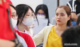 Ngày đầu kỳ thi vào lớp 10 THPT, phụ huynh Hà Nội nín thở lo con trượt công lập 