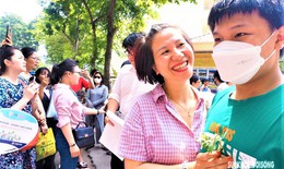 Phụ huynh, thí sinh vỡ oà cảm xúc khi kết thúc bài thi môn Toán vào lớp 10