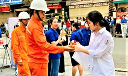 Sắc vàng, cam, xanh của các lực lượng hỗ trợ, tiếp sức thí sinh thi lớp 10 vượt vũ môn