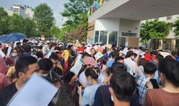 Phụ huynh xếp hàng xuyên đêm tranh suất cho con vào lớp 1