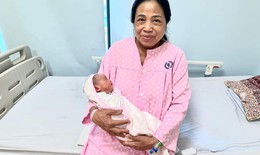 Sản phụ 60 tuổi - được 'mẹ tròn con vuông'