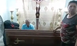 [VIDEO] Cụ bà bật nắp quan tài sống dậy ngay trong lễ tang của mình