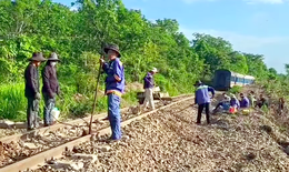 Thông tuyến đường sắt Bắc - Nam sau sự cố tàu SE2 bị trật bánh