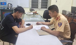 Phạt 7 triệu đồng thanh niên 'bốc đầu' xe máy thách thức công an
