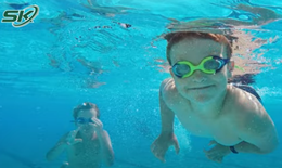 Cẩn trọng với bệnh vi&#234;m tai giữa khi cho trẻ đi bơi m&#249;a h&#232;