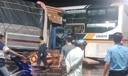 Xe tải đâm xe giường nằm trên Quốc lộ 1, nhiều quan tài ngổn ngang trên đường
