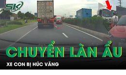 Xe tải h&#250;c văng xe &#244; t&#244; con tr&#234;n đường quốc lộ do chuyển l&#224;n đột ngột