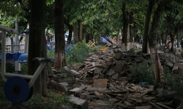 Bờ kè hồ Xã Đàn xuống cấp, ngổn ngang vật liệu xây dựng