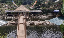 Nhiều lần bị 'tuýt còi', vẫn ngang nhiên lấn chiếm lòng suối để kinh doanh