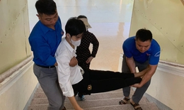 Áo xanh tình nguyện trở thành 'đôi chân' giúp thí sinh 'vượt vũ môn'