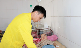 Con hay bị nôn trớ thi thoảng đau bụng cha mẹ cảnh giác với u nang hạch mạc treo