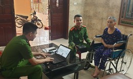 Cán bộ công an đến tận nhà dân hỗ trợ kích hoạt tài khoản định danh điện tử