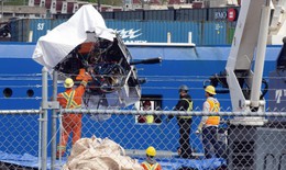 Cận cảnh t&#224;u lặn Titan được đưa l&#234;n đất liền, b&#234;n trong c&#243; thể chứa thi thể người