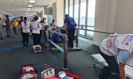 Kẹt ch&#226;n v&#224;o thang cuốn s&#226;n bay, người phụ nữ phải cắt bỏ ch&#226;n đến đầu gối