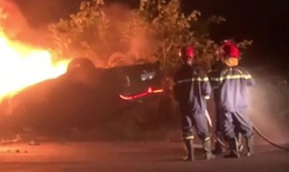 [VIDEO] Ô tô chở 3 người lật ngửa, bốc cháy dữ dội trong đêm