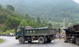 Xe tải lật nghiêng giữa đèo khiến 3 người thương vong