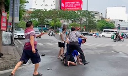 Bắt 2 đối tượng cản trở, hành hung phóng viên đến nhập viện
