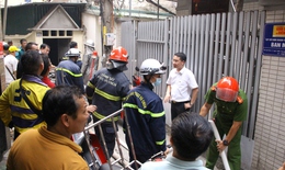 Nỗ lực tiếp cận đám cháy nhà dân trong ngõ nhỏ tại quận Thanh Xuân