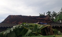 Hàng trăm nhà dân tốc mái do dông lốc ở Quảng Trị