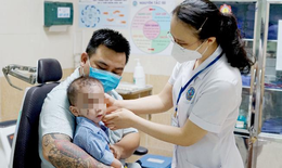 Mảnh thủy tinh cứa khắp mặt bé trai sau cú ngã trượt chân