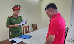 Nh&#226;n vi&#234;n b&#225;n h&#224;ng tham &#244; h&#224;ng trăm hộp dầu nhớt