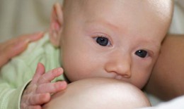 Sữa mẹ là nguồn dinh dưỡng đầy đủ tốt nhất cho trẻ nhỏ