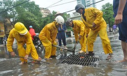 B&#227;o số 1 c&#243; nguy cơ l&#224;m ngập &#250;ng tại H&#224; Nội, đơn vị tho&#225;t nước tổ chức ứng trực 24/24h
