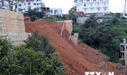 Đ&#224; Lạt: Chủ động đ&#225;nh sập bờ taluy bằng b&#234;t&#244;ng ở khu vực sạt lở
