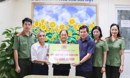 Thiếu tướng Đinh Văn Nơi trao 50 triệu đồng hỗ trợ bé trai 7 tuổi mổ tim
