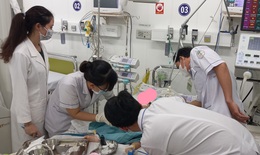 Chạy đua từng phút cứu bệnh nhân tay chân miệng nặng ở Khánh Hòa