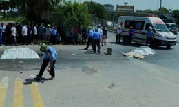 Va chạm giữa &#244; t&#244; tải v&#224; xe m&#225;y, 1 phụ nữ v&#224; 2 trẻ em tử vong