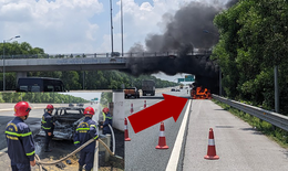 Ô tô cháy trơ khung trên cao tốc Hà Nội - Hải Phòng