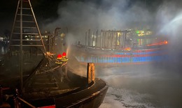 Kh&#225;m nghiệm hiện trường, l&#224;m r&#245; nguy&#234;n nh&#226;n vụ ch&#225;y 5 t&#224;u c&#225; thiệt hại hơn 20 tỷ đồng