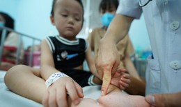 Thêm 3.000 chai dịch truyền Globulin miễn dịch, 21.000 ống thuốc điều trị tay chân miệng về Việt Nam