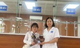 Nhân viên Phòng Hành chính Quản trị, BV Hữu Nghị trả lại điện thoại nhặt được