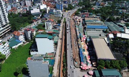 ‘Soi’ tiến độ thi công đê hữu Hồng vừa bị Hà Nội ‘tuýt còi’