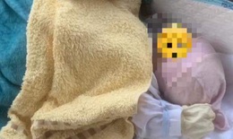 Trẻ sơ sinh khoảng 10 ngày tuổi bị bỏ trước cổng chùa cùng lời nhắn xót xa