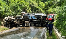 Xe chở xăng dầu lật ngang Quốc lộ, nhiên liệu tràn cả ra đường