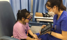 Ba chị em ruột ph&#225;t hiện cận thị nặng nhờ tầm so&#225;t tật kh&#250;c xạ tiền học đường