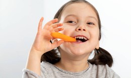Ăn cà rốt bổ mắt nhưng có ngăn ngừa được cận thị không?