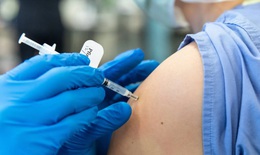 Nghi&#234;n cứu tại Đức: Ti&#234;m vaccine COVID-19 mũi tăng cường ở tay tr&#225;i hay phải?