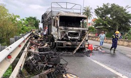 Xe tải chở nhiều tấn hàng cháy ngùn ngụt trên Quốc lộ 1A, tài xế kịp nhảy thoát thân