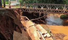 Bình Phước: Cây cầu từng bị sập, tiếp tục sạt lở khiến người dân lo sợ